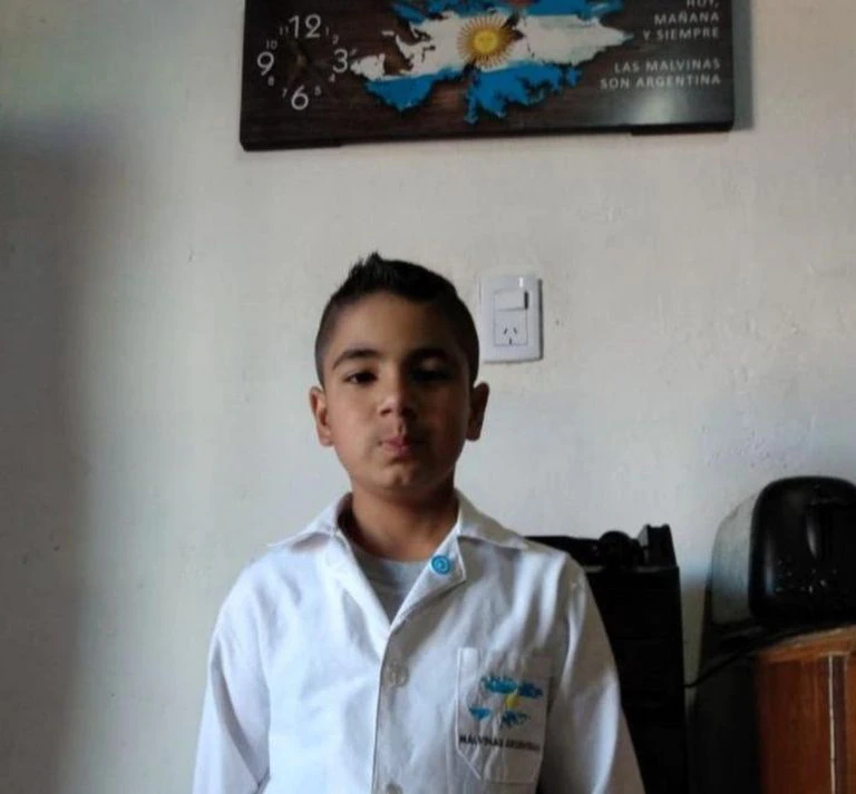Thiago Huenchillán, de 8 años, propuso que todos los guardapolvos tengan las Islas Malvinas bordadas