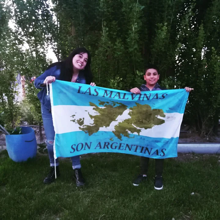 La Ley establece que todos los guardapolvos deben llevar bordadas las Islas Malvinas del lado izquierdo