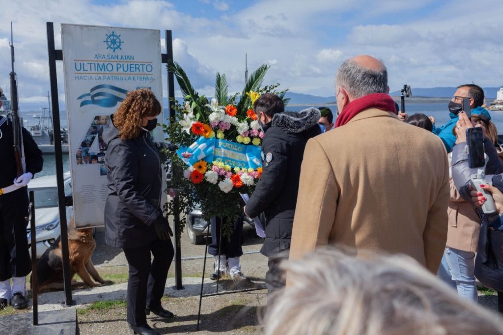 En el acto homenaje a los tripulantes del ARA San Juan, colocaron una coronal floral frente al monumento